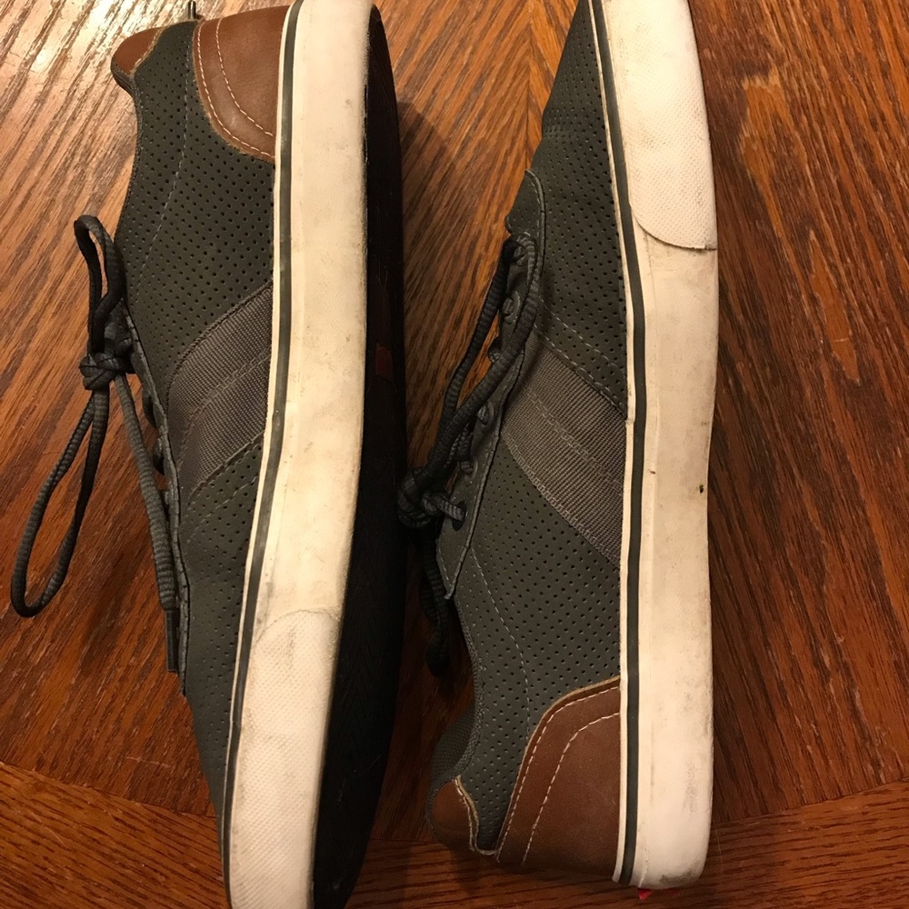 Comfortable Classic Levi’s Grey Lace Up Sneakers! - Picture 12 of 16